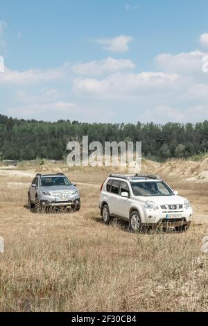 Zwei suv Autos Auto Sand Wald auf dem Hintergrund. Sommer sonnigen Tag Stockfoto