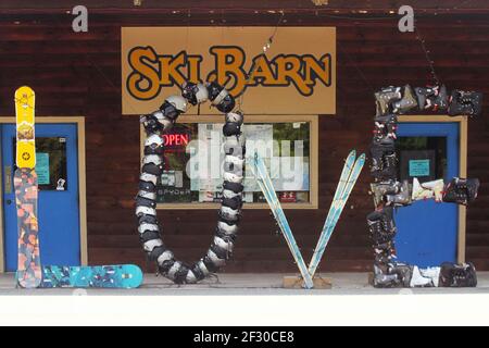 Virginia, USA. Eine LIEBESKULPTUR, die mit gebrauchten Wintersportgeräten geschaffen wurde. Stockfoto