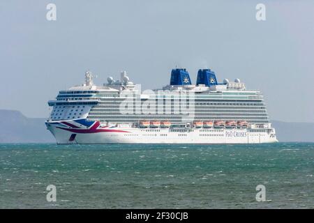 Weymouth, Dorset, Großbritannien. 14th. März 2021. Wetter in Großbritannien. Das leere P&O-Kreuzfahrtschiff Britannia ankerte in der Bucht von Weymouth in Dorset während der Covid-19-Sperre. Bild: Graham Hunt/Alamy Live News Stockfoto