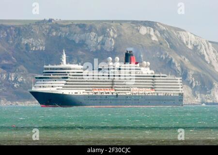 Weymouth, Dorset, Großbritannien. 14th. März 2021. Wetter in Großbritannien. Das leere Cunard Kreuzfahrtschiff Queen Elizabeth ankerte in der Bucht bei Weymouth in Dorset während der Covid-19-Sperre. Bild: Graham Hunt/Alamy Live News Stockfoto