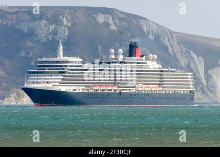 Weymouth, Dorset, Großbritannien. 14th. März 2021. Wetter in Großbritannien. Das leere Cunard Kreuzfahrtschiff Queen Elizabeth ankerte in der Bucht bei Weymouth in Dorset während der Covid-19-Sperre. Bild: Graham Hunt/Alamy Live News Stockfoto