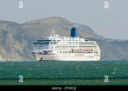 Weymouth, Dorset, Großbritannien. 14th. März 2021. Wetter in Großbritannien. Das leere P&O-Kreuzfahrtschiff Aurora ankerte in der Bucht von Weymouth in Dorset während der Covid-19-Sperre. Bild: Graham Hunt/Alamy Live News Stockfoto