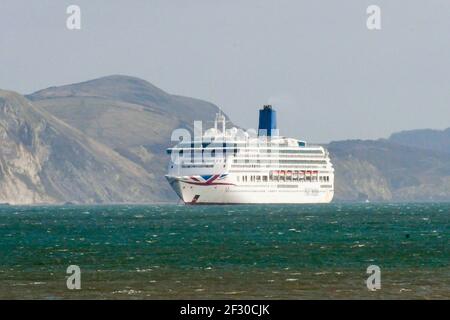 Weymouth, Dorset, Großbritannien. 14th. März 2021. Wetter in Großbritannien. Das leere P&O-Kreuzfahrtschiff Aurora ankerte in der Bucht von Weymouth in Dorset während der Covid-19-Sperre. Bild: Graham Hunt/Alamy Live News Stockfoto