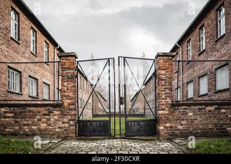 Auschwitz Konzentrations- und Vernichtungslager Museum Polen Rote Backsteinkaserne Und große Metalltore mit Stahlgeflecht offen zu verhaften jüdische Gefangene Stockfoto