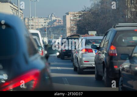 Sofia, Bulgarien - Nov 27 2020: Ein Stau an der wichtigen Kreuzung in der Hauptstadt am Wochenende Stockfoto