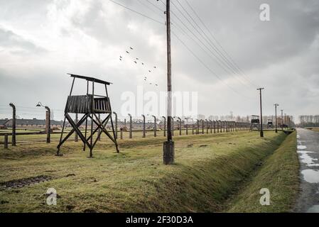 Auschwitz-Birkenau II Konzentrationslager Polen Reihe aus Holz Wachturm Aussichtsturm Pfosten Gleise mit Holocaust Sortierung Zug Titel Stockfoto