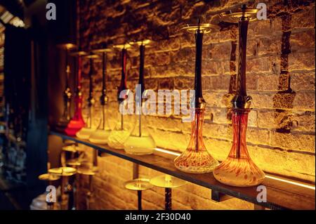 Eine Reihe von Wasserpfeifen mit Glasbirnen, niemand Stockfoto