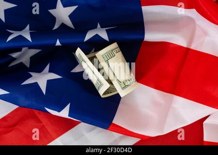 Amerikanische Flagge auf verschiedenen Banknoten, Dollar Stockfoto