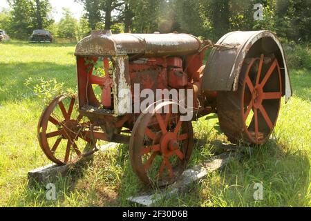 Alter rostiger Traktor, der außer Betrieb ist Stockfoto