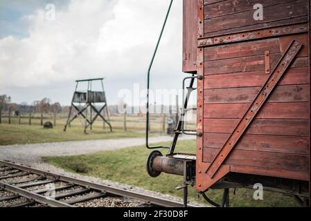 Auschwitz-Birkenau II Konzentrationslager Oswiecim einziger roter Zug Eisenbahnwagen hölzerne Spuren Holocaust Aussichtsturm Sortierung Stockfoto
