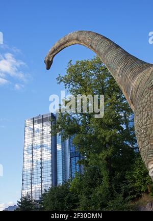 Ein Dinosaurier blickt auf das Hotel Gothia Towers in Göteborg. Stockfoto