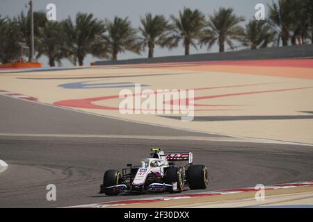 Sakhir, Bahrain. März 2021, 14th. Der dritte Tag der ersten Testfahrten auf dem Sakhir-Kurs in Bahrain, mit Mick Schumachers 47th-Auto auf der Strecke. Der junge deutsche Pilot Mick Schumacher, Sohn des siebenfachen Formel-1-Weltmeisters Michael Schumacher, sagte, er fühle sich bereit für den WM-Auftakt 2021 beim Sakhir Grand Prix in zwei Wochen. Kredit: Hasan Bratic/dpa/Alamy Live Nachrichten Stockfoto