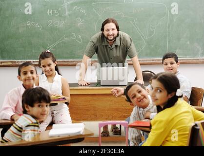 Lehrer mit Kindern im Klassenzimmer Stockfoto