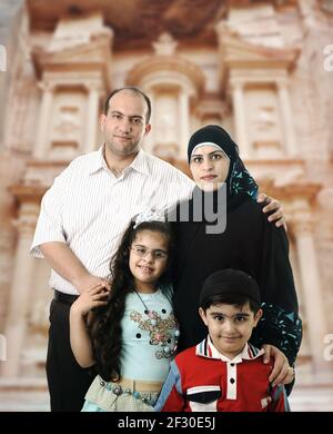 Glückliche muslimische Familie in Petra Stockfoto
