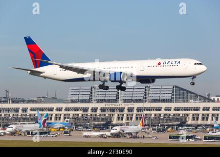 Stuttgart, 13. Oktober 2018: Delta Air Lines Boeing 767 Flugzeug am Flughafen Stuttgart (STR) in Deutschland. Stockfoto