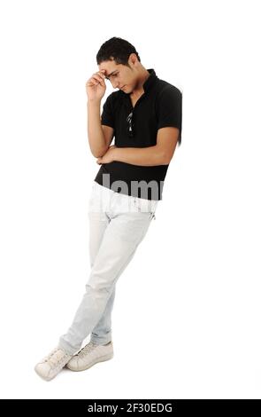 Arabischer Typ lehnte sich an der Wand und hatte eine Idee Stockfoto