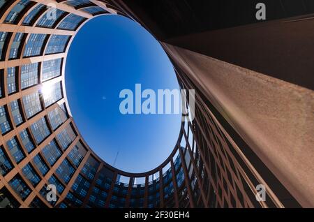 Straßburg, Frankreich, August 2019. Blick auf den Innenhof des Europäischen parlaments. Die besondere elliptische Form trifft den Besucher. Wunderschön Stockfoto