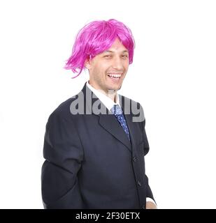 Junger attraktiver Mann mit Perücke auf dem Kopf Stockfoto
