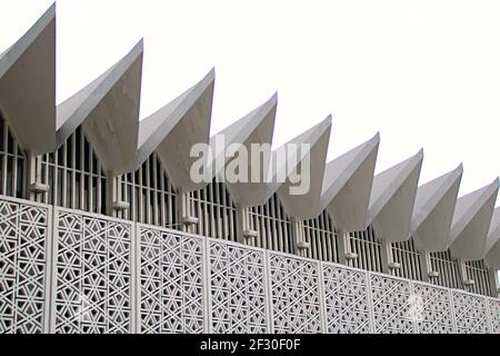 Islamische Architektur: Ein angrenzendes Gebäude neben Masjid Negara, der Nationalmoschee von Malaysia in Kuala Lumpur Stockfoto