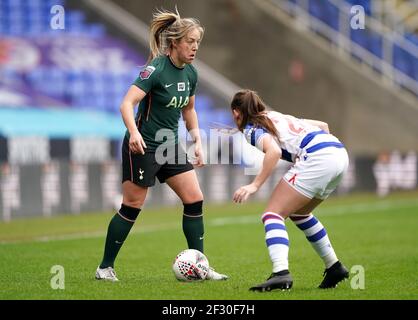 Tottenham Hotspur's Gemma Davison (links) und Reading's Lily Woodham kämpfen während des FA Women's Super League Spiels im Madejski Stadium, Reading, um den Ball. Bilddatum: Sonntag, 14. März 2021. Stockfoto