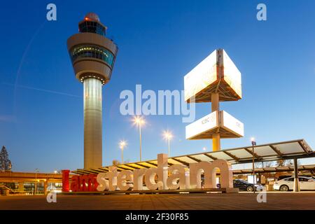 Amsterdam, Niederlande - 22. November 2017: Turm am Flughafen Amsterdam Schiphol (AMS) in den Niederlanden. Stockfoto