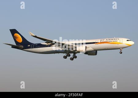 Amsterdam, Niederlande - 14. September 2016: Jet Airways Airbus A330-300 am Flughafen Amsterdam Schiphol (AMS) in den Niederlanden. Stockfoto