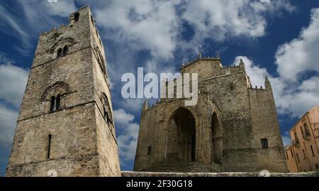 Medievel katholische Kirche (vierzehnten Jahrhundert). Chiesa Matrice in Erice, Sizilien. Stockfoto