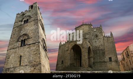 Medievel katholische Kirche (vierzehnten Jahrhundert). Chiesa Matrice in Erice, Sizilien. Stockfoto