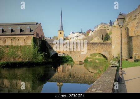 Viertel Grund entlang der Alzette der Stadt Luxemburg, Luxemburg Stockfoto