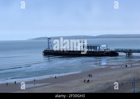 Bournemouth Strand und Pier während covid Stockfoto