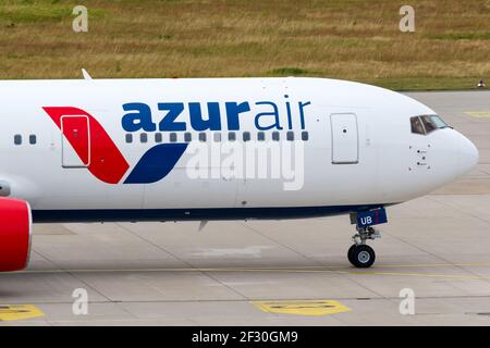 Nürnberg, 1. Juli 2017: Flugzeug Azur Air Boeing 767 am Flughafen Nürnberg (NUE) in Deutschland. Boeing ist ein amerikanischer Flugzeughersteller hea Stockfoto