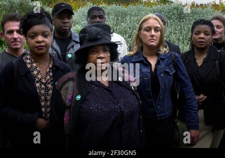 ERROL MCGOWAN TOD INQUEST JUNI 2001FAMILY UND FREUNDE VOR DER BEGINN DER UNTERSUCHUNG IN DEN TOD VON ERROL MCGOWAN IN TELFORD L-R JOHN PRITCHARD LORNA MCGOWAN LEROY MCGOWAN ICYLINE MCGOWAN[MUTTER] DESLEY MCGOWAN SCHARON BUTTERY[VERLOBTER] NOEL MCGOWAN DOREEN MCGOWAN UND SUZANNE WILKINSON Stockfoto