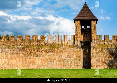 Nymburk (eine Stadt in der mittelböhmischen Region der Tschechischen Republik), Teil der mittelalterlichen Stadtbefestigung mit einem Wachturm an einem sonnigen Sommertag Stockfoto