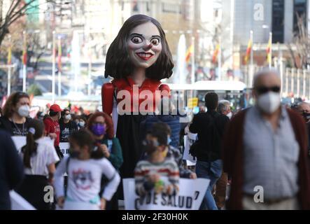 Madrid, Spanien. März 2021, 14th. Ein Bildnis von Isabel Díaz Ayuso, der Präsidentin der Gemeinschaft von Madrid, während einer von der sozialen Bewegung ‘marea blanca’ organisierten Demonstration, Oder White Tide, nehmen Sie an einem Protest gegen die Privatisierung der öffentlichen Gesundheit und die Verwaltung der covid-19-Krise durch die Regierung in Madrid, Spanien, am Sonntag, 14th. März 2021. Quelle: Isabel Infantes/Alamy Live News Stockfoto