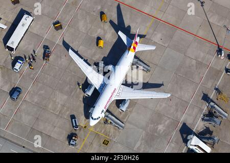 Stuttgart, 2. September 2016: Germanwings Airbus A319 Luftbild am Flughafen Stuttgart (STR) in Deutschland. Airbus ist eine europäische Aircr Stockfoto