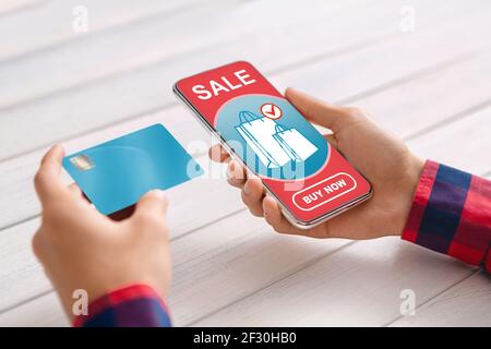 Nahaufnahme von Mann Hände halten Smartphone und Kreditkarte Stockfoto