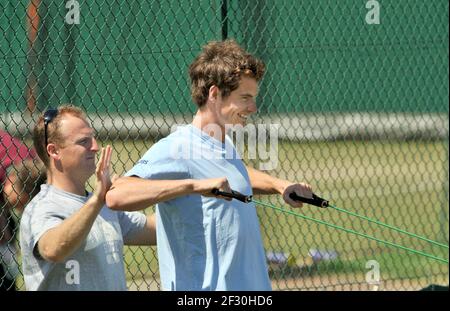 WIMBLEDON TENNIS CHAMPIONSHIPS 2008. 8TH TAG 1/7/2008 ANDY MURRAY WÄHREND DES TRAININGS IM AORANGI PARK. BILD DAVID ASHDOWN Stockfoto