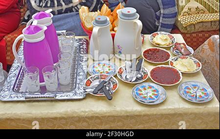 Marokkanisches Frühstück Kaffee, Tee, Pfannkuchen, Marmelade, Orangensaft, Ei, Stockfoto