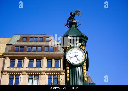 Nahaufnahme einer grünen gusseisernen Vintage-Uhr, die von den Einheimischen "'Schlanke Mathilde' oder Grüne Mathilde' genannt wird. Lage: Stadtzentrum Düsseldorf. Stockfoto