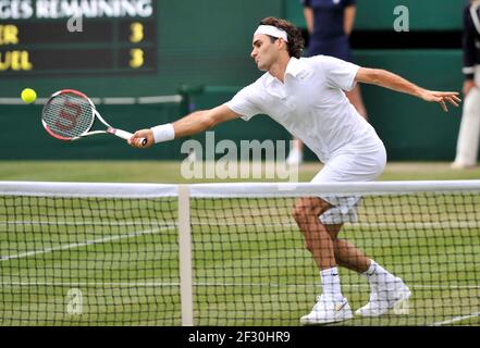 WIMBLEDON TENNIS CHAMPIONSHIPS 2008. 5TH TAG 27/6/2008 RODGER FEDERERERV WÄHREND SEINER 3ROUND SPIEL WIYH M.GICQUEL. BILD DAVID ASHDOWN Stockfoto