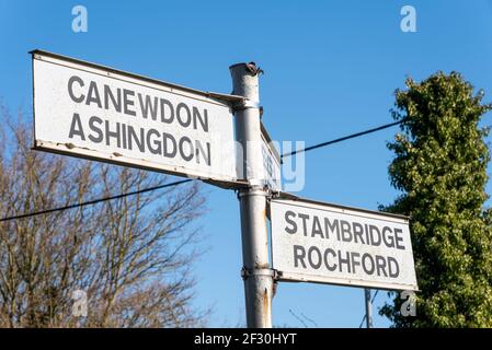 Zielschild in Ballards Gore, in der Nähe von Stambridge, Essex, Großbritannien, zeigt auf Canewdon, Ashingdon, Stambridge und Rochford. Reiseziele in den Ländern Stockfoto