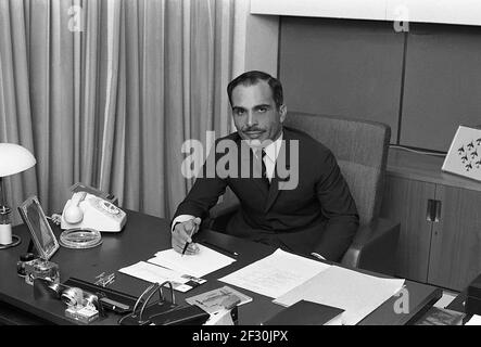 KÖNIG HUSSEIN von Jordanien im Büro mit einem Glob Stockfoto