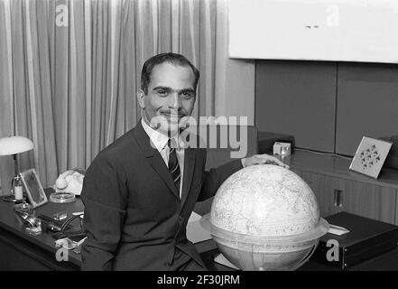 KÖNIG HUSSEIN von Jordanien im Büro mit einem Glob Stockfoto