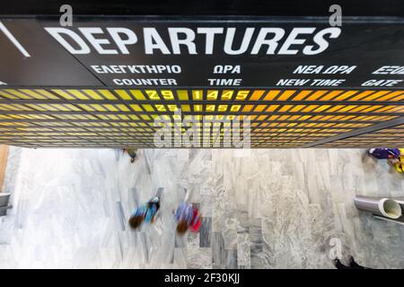 Heraklion, Griechenland - 17. September 2018: Abflug innerhalb des Terminals des Flughafens Heraklion (HER) in Griechenland. Stockfoto