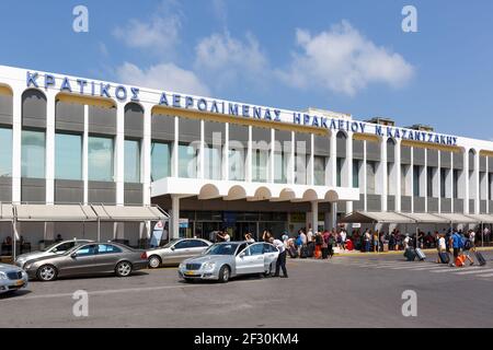 Heraklion, Griechenland - 17. September 2018: Terminalgebäude am Flughafen Heraklion (HER) in Griechenland. Stockfoto