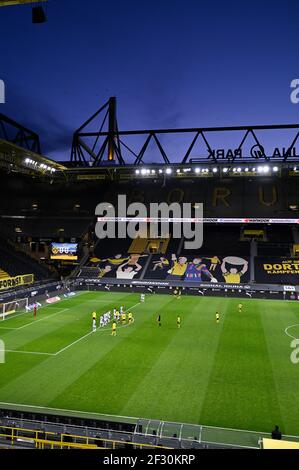 Signal Iduna Park Dortmund Deutschland 13,3.2021, Fußball: Bundesliga-Spieltag 2020/21 25, Borussia Dortmund (BVB, gelb) gegen Hertha BSC Berlin (BSC, weiß) - Sonnenuntergang hinter Stadionstruktur EDITORIAL ONLY! Edith Geuppert/GES/Pool via Kolvenbach Stockfoto