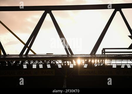 Signal Iduna Park Dortmund Deutschland 13,3.2021, Fußball: Bundesliga-Spieltag 2020/21 25, Borussia Dortmund (BVB, gelb) gegen Hertha BSC Berlin (BSC, weiß) - Sonnenuntergang hinter Stadionstruktur EDITORIAL ONLY! Edith Geuppert/GES/Pool via Kolvenbach Stockfoto