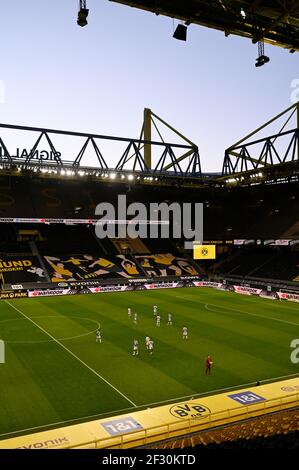 Signal Iduna Park Dortmund Deutschland 13,3.2021, Fußball: Bundesliga-Spieltag 2020/21 25, Borussia Dortmund (BVB, gelb) gegen Hertha BSC Berlin (BSC, weiß) - Sonnenuntergang hinter Stadionstruktur EDITORIAL ONLY! Edith Geuppert/GES/Pool via Kolvenbach Stockfoto