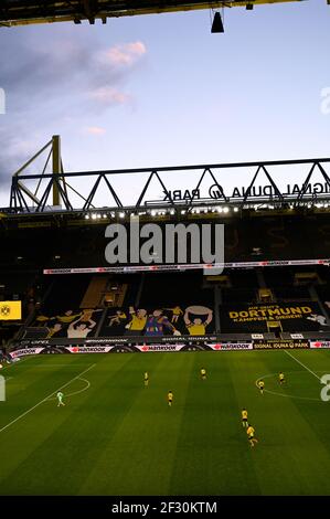 Signal Iduna Park Dortmund Deutschland 13,3.2021, Fußball: Bundesliga-Spieltag 2020/21 25, Borussia Dortmund (BVB, gelb) gegen Hertha BSC Berlin (BSC, weiß) - Sonnenuntergang hinter Stadionstruktur EDITORIAL ONLY! Edith Geuppert/GES/Pool via Kolvenbach Stockfoto