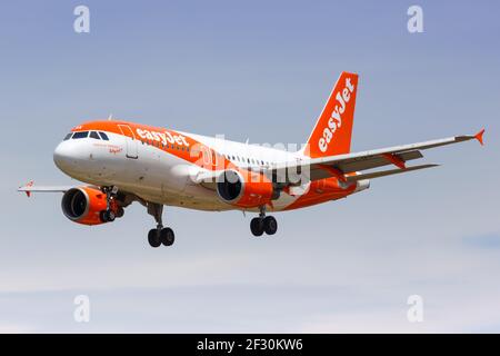 Barcelona, Spanien - 9. Juni 2018: EasyJet Europe Airbus A319 am Flughafen Barcelona (BCN) in Spanien. Airbus ist ein europäischer Flugzeughersteller b Stockfoto